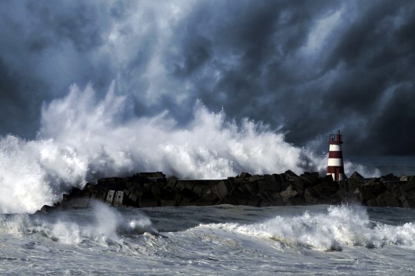 Tobendes Meer mit Leuchtturm, Glasbild Online – Bild 5