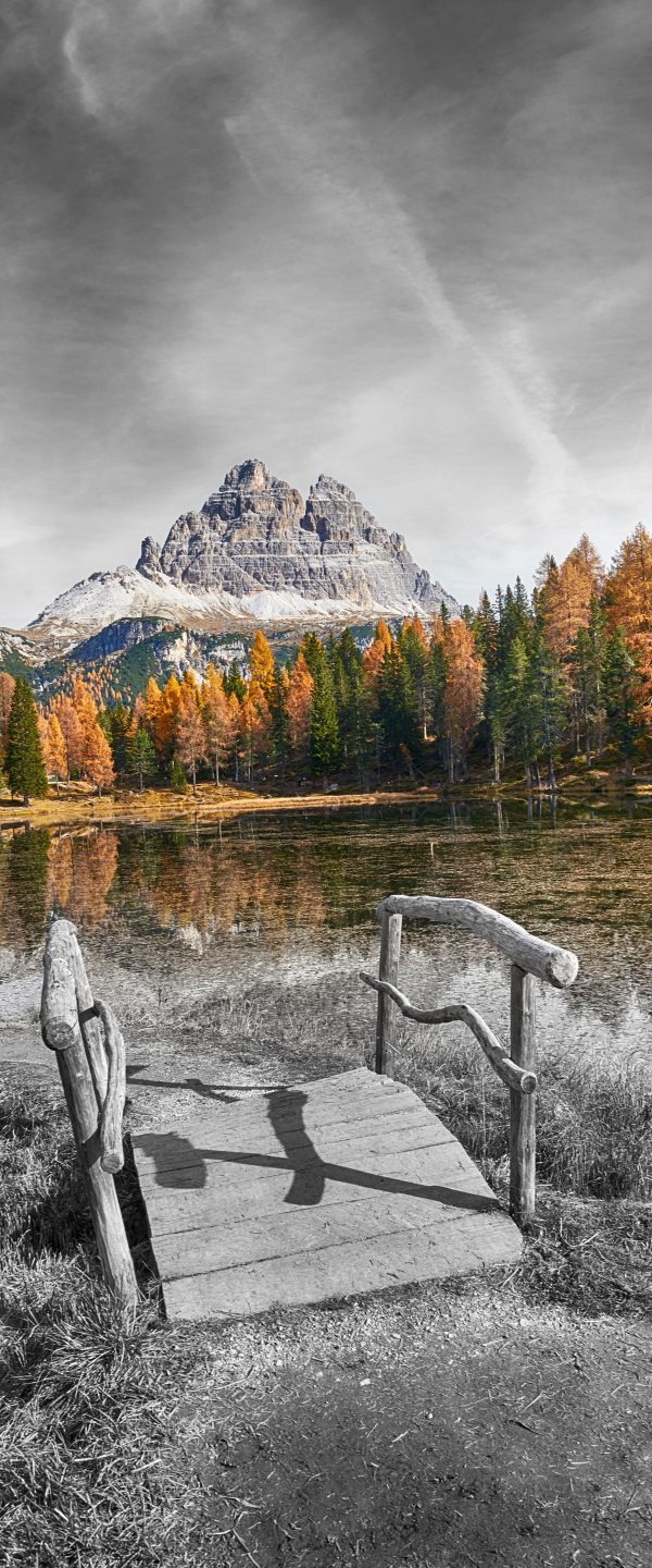 Holzbrücke an Dolomiten See im Herbst B&W Detail, Glasbild Panorama Schn?ppchen – Bild 5