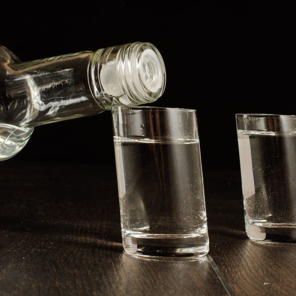 Vodka wird eingeschenkt, Glasbild Quadratisch Im Angebot – Bild 5