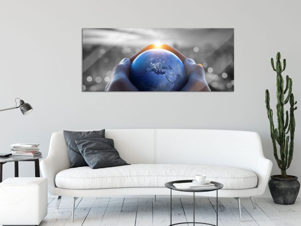 Die Erde in den Händen vor Stadt Skyline B&W Detail, Glasbild Panorama Jetzt online – Bild 2