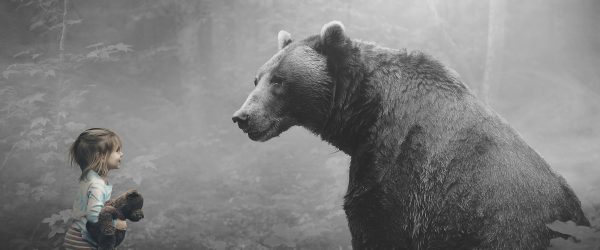 Mädchen mit Teddy und Bär im Wald B&W Detail, Glasbild Panorama Rabatt – Bild 5